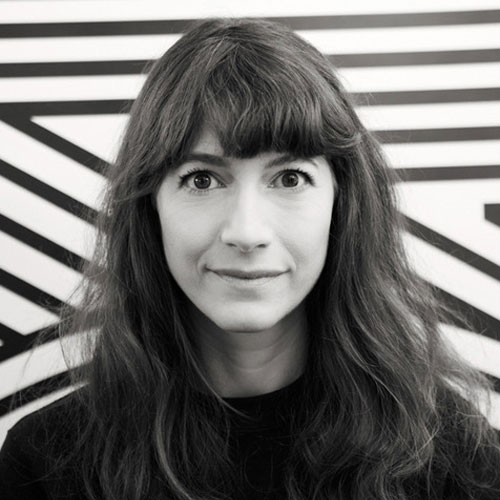 Portrait de Melissa Mongiat en noir et blanc.