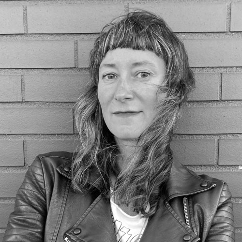 Portrait de Nathalie Bachand en noir et blanc.