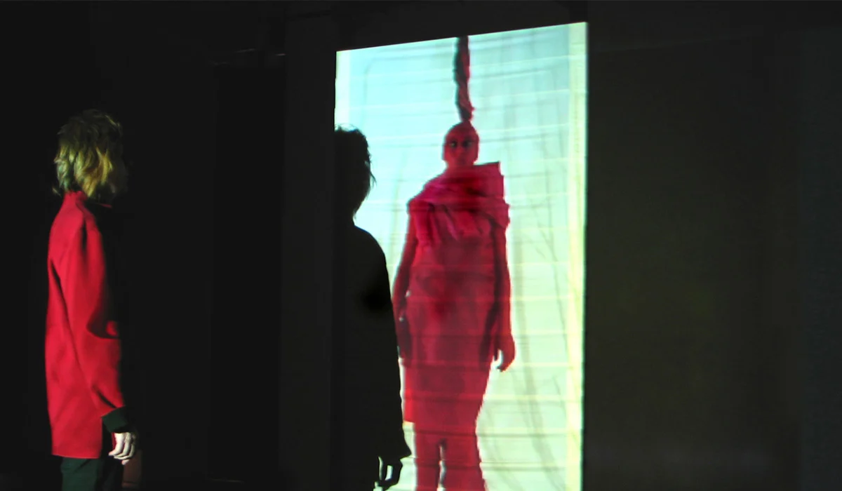 Photo d'une spectatrice devant l'œuvre Formica, par Philomène Longpré. Installation interactive, vidéo. Réalisée en 2007. Présentée lors de l'exposition Formica à la Parisian Laundry, Montréal.