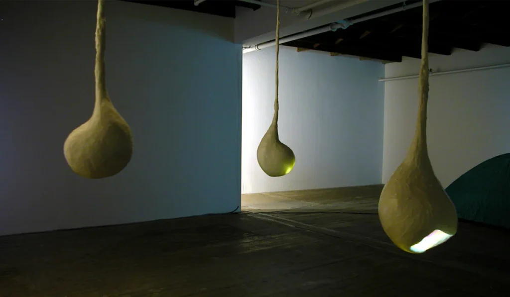 Photo de l'œuvre Saisissement, par Clara Bonnes. Réalisée en 2006. Installation vidéo interactive, composée de trois modules de silicone suspendus au plafond.