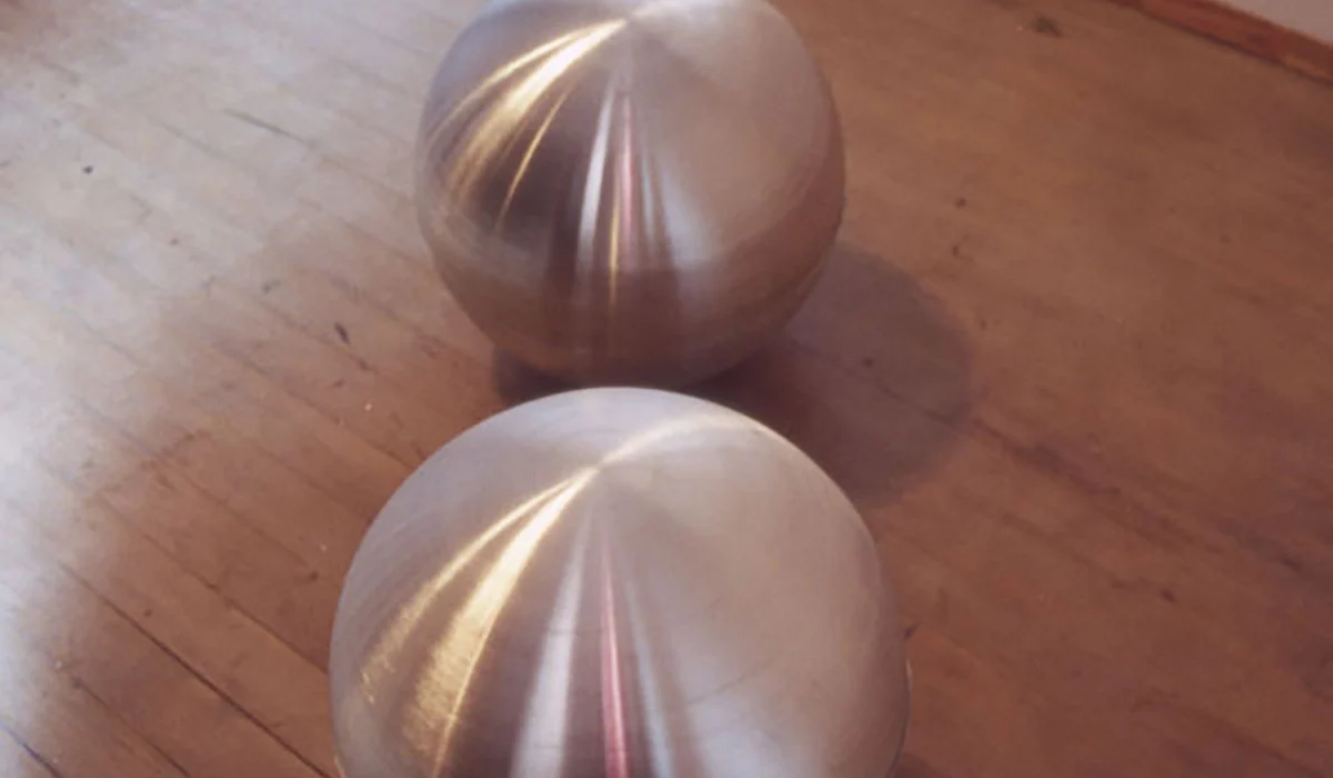 Image de l'œuvre Silverfish Stream, par Constanza Silva. Installation interactive composée de sphères métalliques, réalisée en 2005.