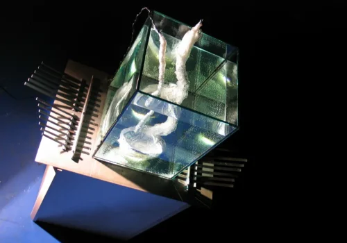 Image de l'œuvre Totem sonique, par Martin Leduc. Installation sonore interactive, réalisée en 2005-2006.