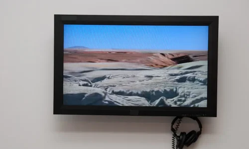 Photo de l'œuvre Grand Canyon, par Rodrigo Matheus. Vidéo diffusée sur un grand écran. Réalisée en 2008. Présentée lors de l'exposition Contrainte/Restraint : Nouvelles pratiques en arts médiatiques du Brésil et du Pérou (Montréal), présentée en 2009.