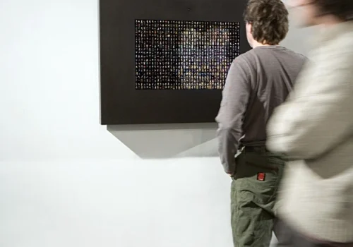 Image de visiteurs devant l'œuvre Eye Contact : Shadowbox 1, par Rafael Lozano-Hemmer. Installation interactive, réalisée en 2006. Présentée lors de l'Évènement culturel SYNTHETIC TIMES - Media Art China, en 2008.
