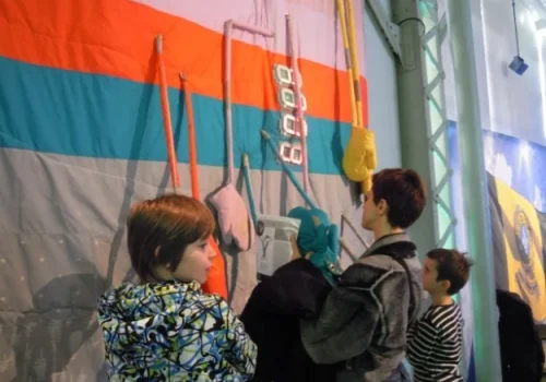 Photo de jeunes visiteurs interagissant avec l'œuvre Courtepointe d’hiver, par Mouna Andraos, 2010. Présenté lors des ateliers de fabrication fou de circuit, durant l’événement Technofolies au Centre des Sciences de Montréal, en 2011.
