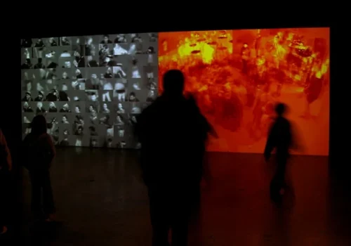 Image de visiteurs devant l'œuvre Taken, par David Rokeby. Installation interractive, réalisée en 2002. Présentée lors de l'Évènement culturel SYNTHETIC TIMES - Media Art China, en 2008.